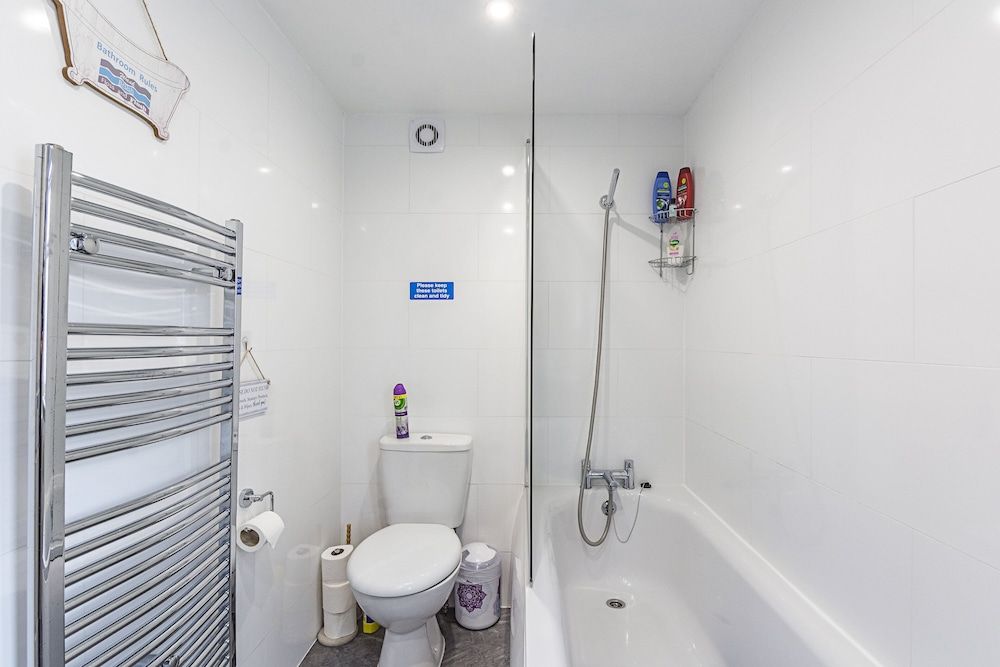 Greyhound Road Rooms Deluxe Room, 1 King Bed, Shared Bathroom (Room 3) 12