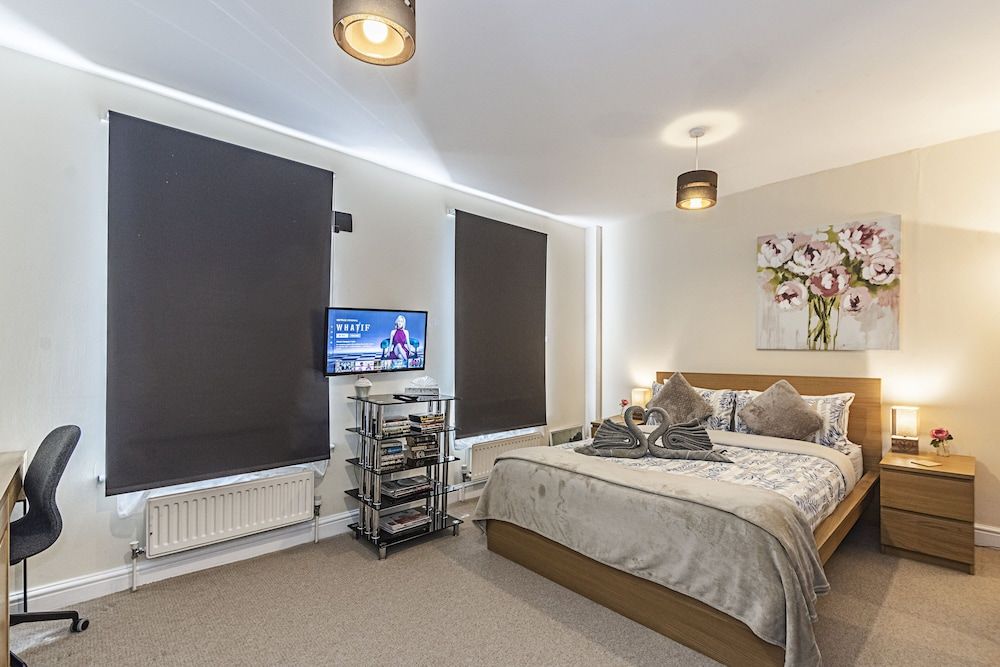 Greyhound Road Rooms Deluxe Room, 1 King Bed, Shared Bathroom (Room 3) 9