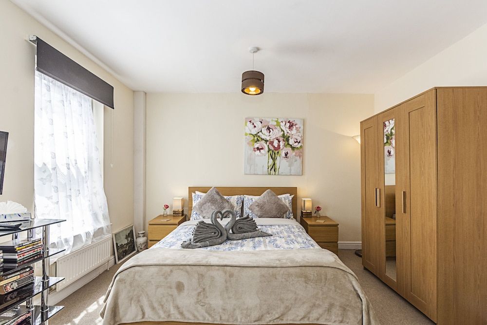 Greyhound Road Rooms Deluxe Room, 1 King Bed, Shared Bathroom (Room 3) 4