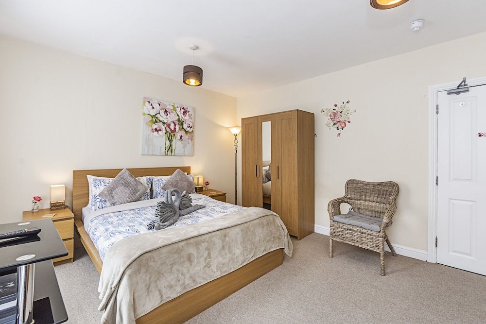 Greyhound Road Rooms Deluxe Room, 1 King Bed, Shared Bathroom (Room 3) 3