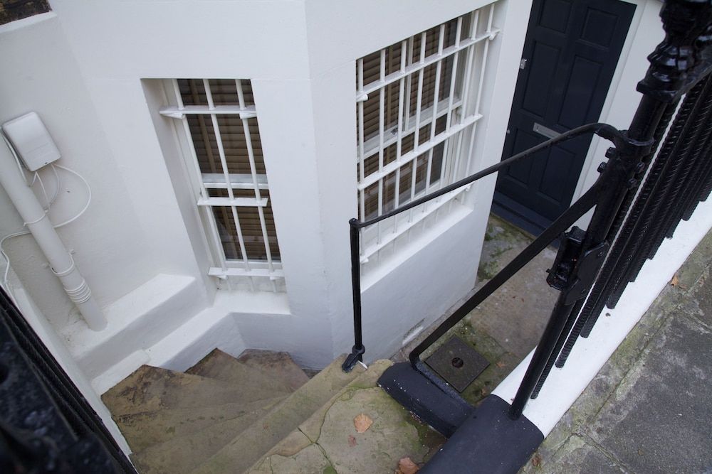undefined 1 Bedroom Apartment near Kings Road 5