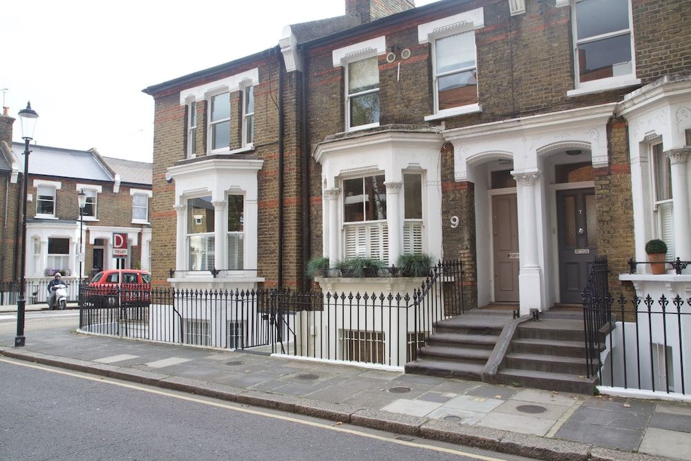 undefined 1 Bedroom Apartment near Kings Road 4