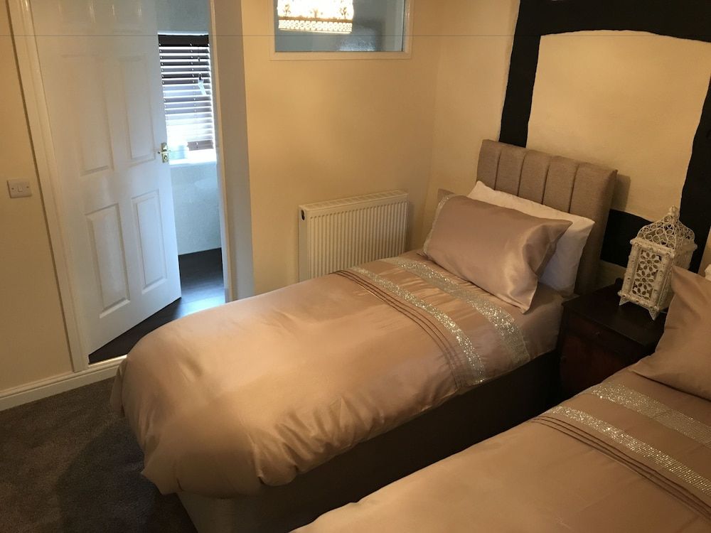 The Kings Arms Hotel Family Room 5