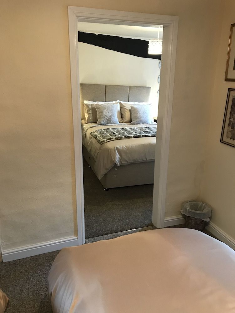 The Kings Arms Hotel Family Room 2