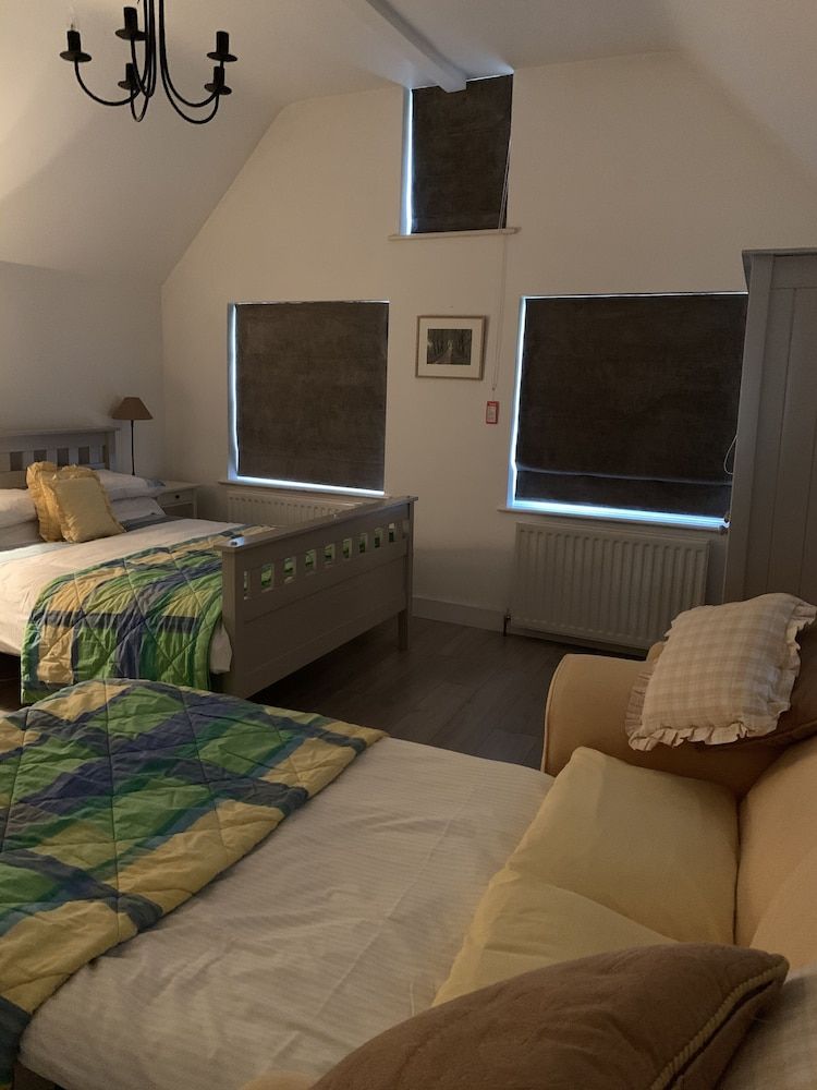 Appletree Cottages Family Room, Ensuite ( Put-up bed for 1 extra person available on request) 6