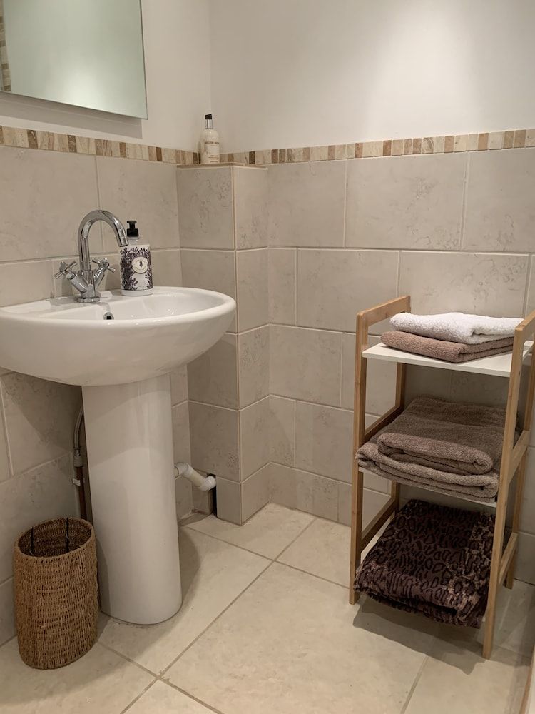 Appletree Cottages Studio, Ensuite 6