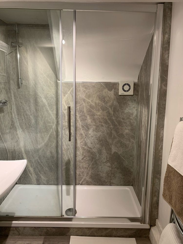 Appletree Cottages Family Room, Ensuite ( Put-up bed for 1 extra person available on request) 7