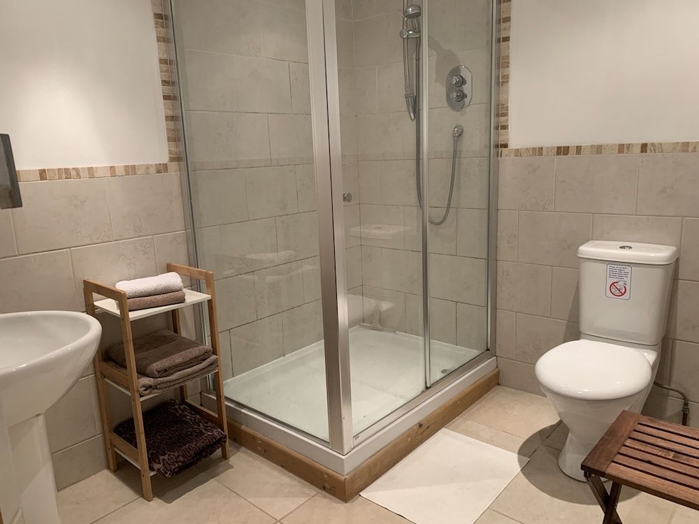 Appletree Cottages Studio, Ensuite 5