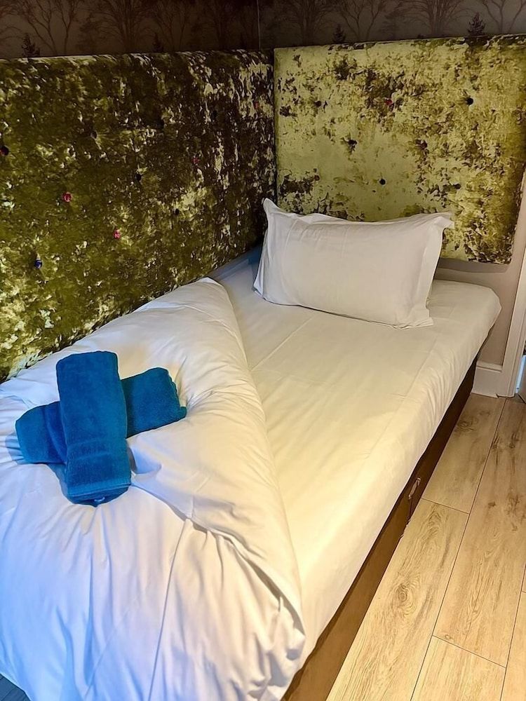 Single Room, River View (Room 5 Yr Elen)