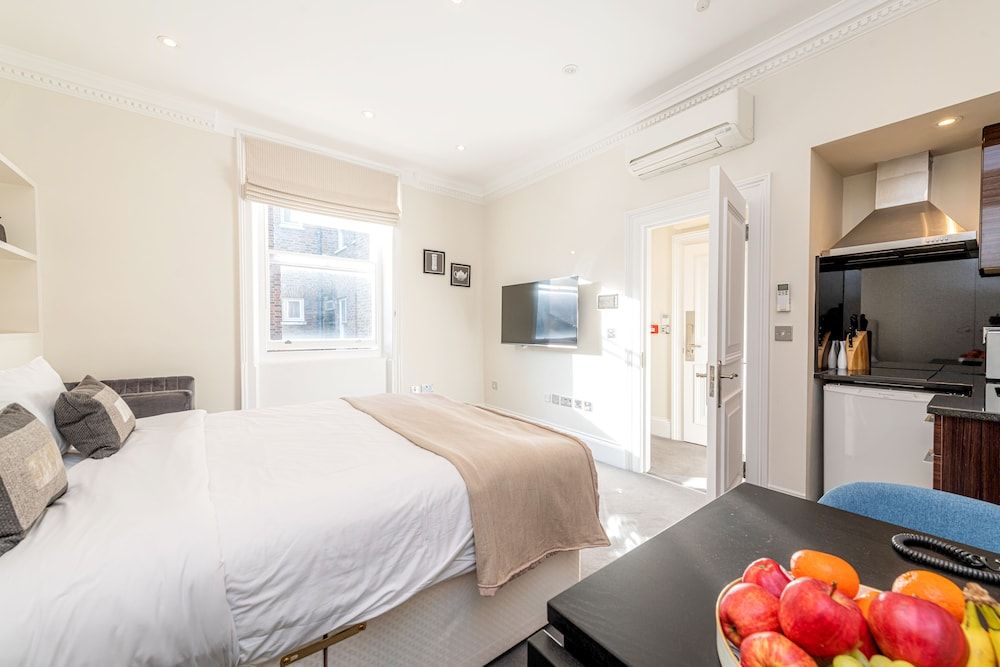 20 Hertford Street Studio (2 Adults) 4