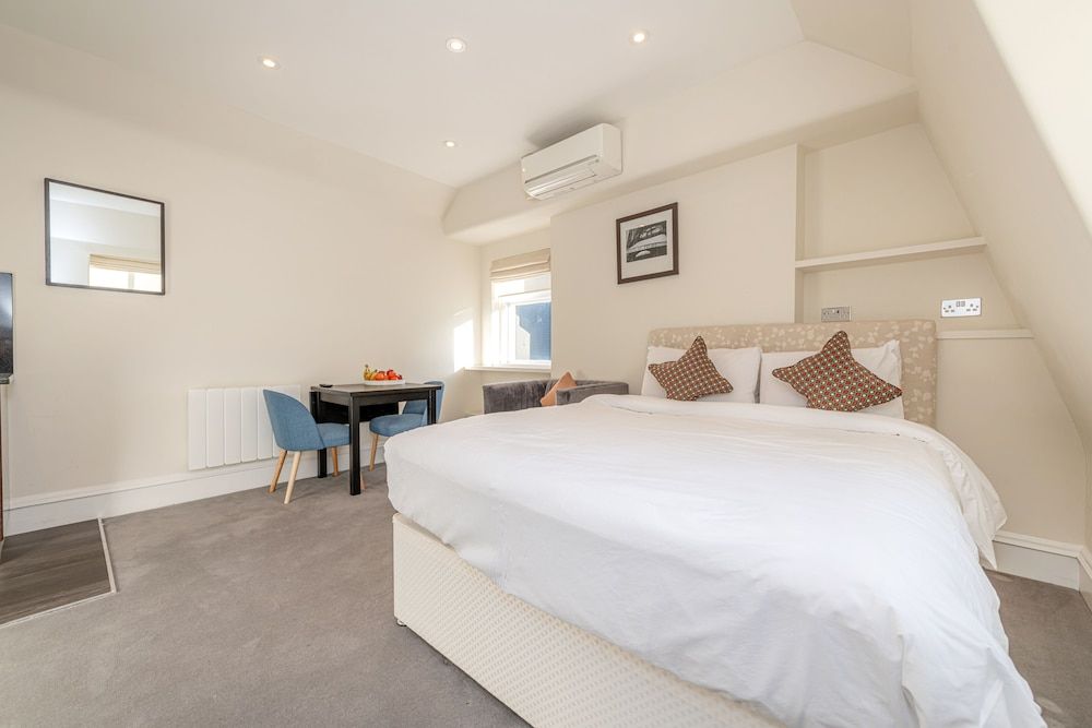 20 Hertford Street Studio (2 Adults) 5
