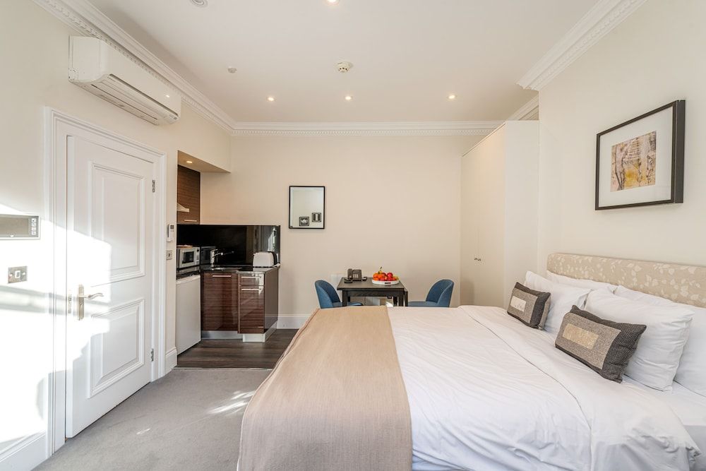 20 Hertford Street Studio (2 Adults) 9