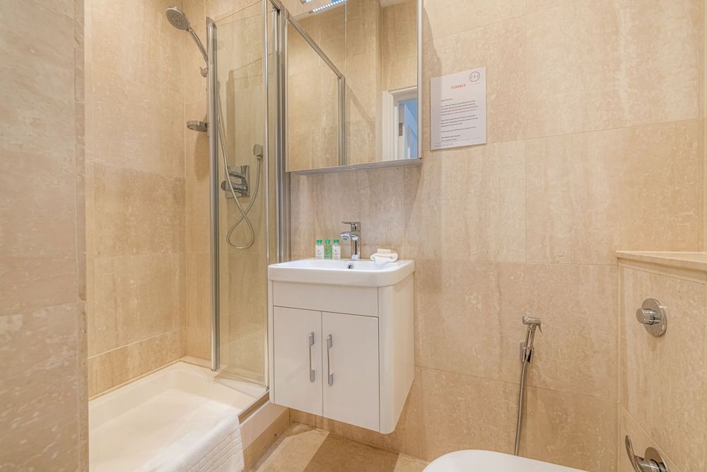 20 Hertford Street Studio Superior 6