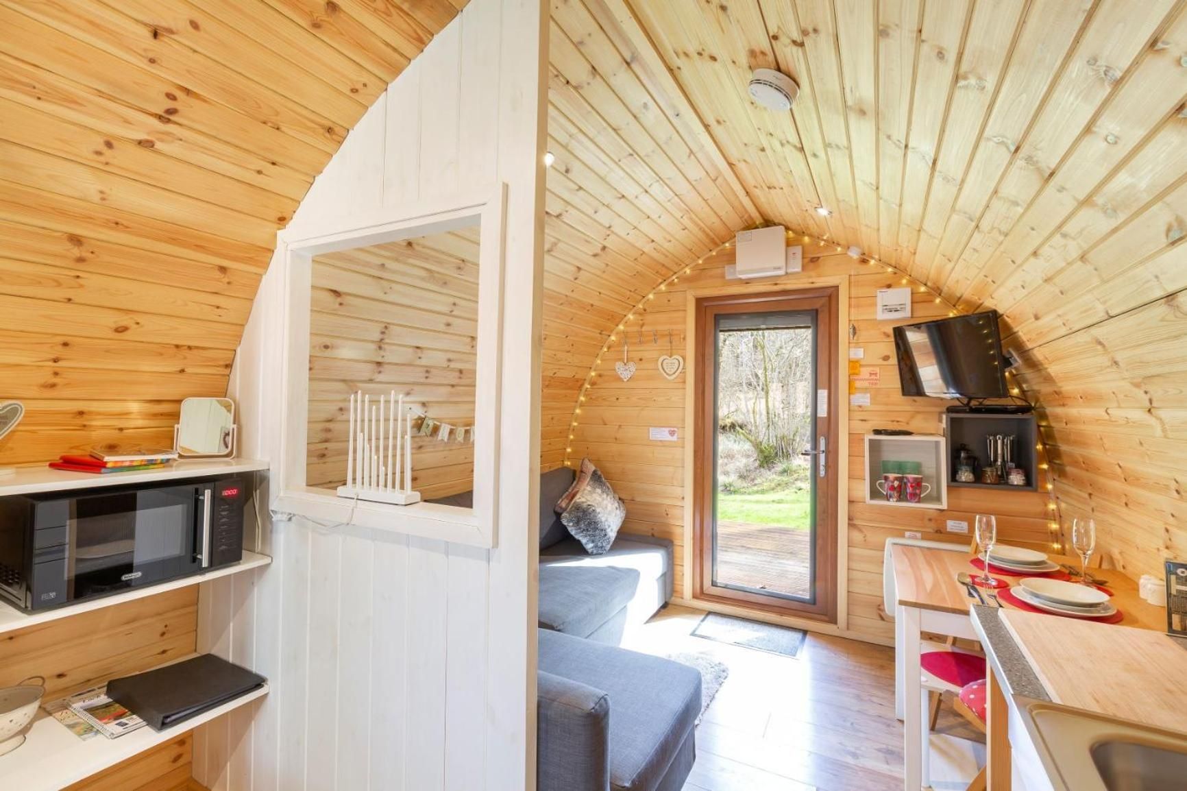 Luxury Pod with Private Hot Tub (no pets) - Wee Acorn