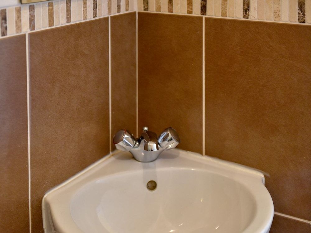 The Warren Guest House Standard Twin Room, Ensuite 4