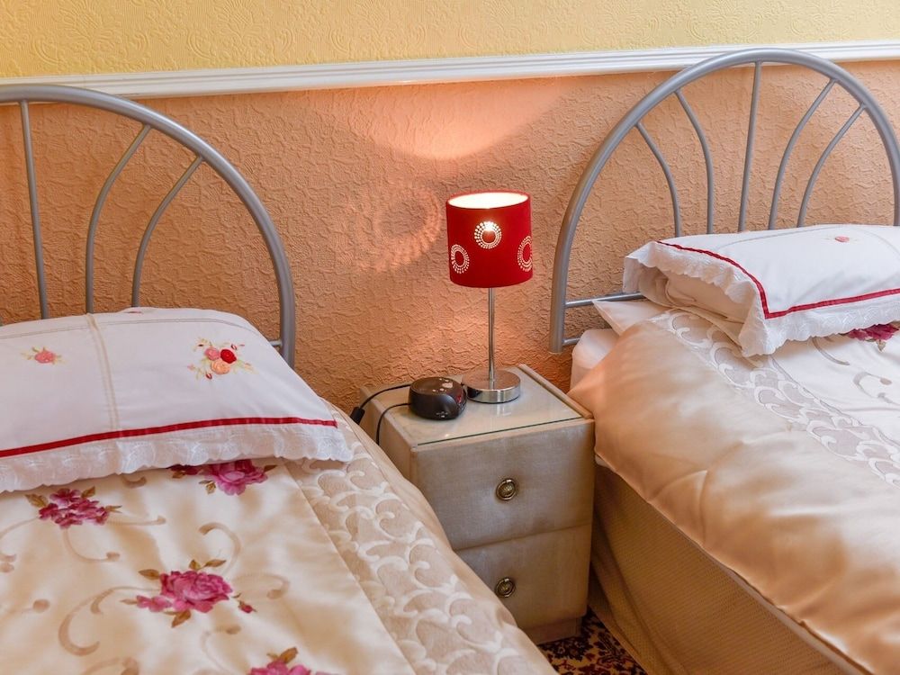 The Warren Guest House Standard Twin Room, Ensuite 2