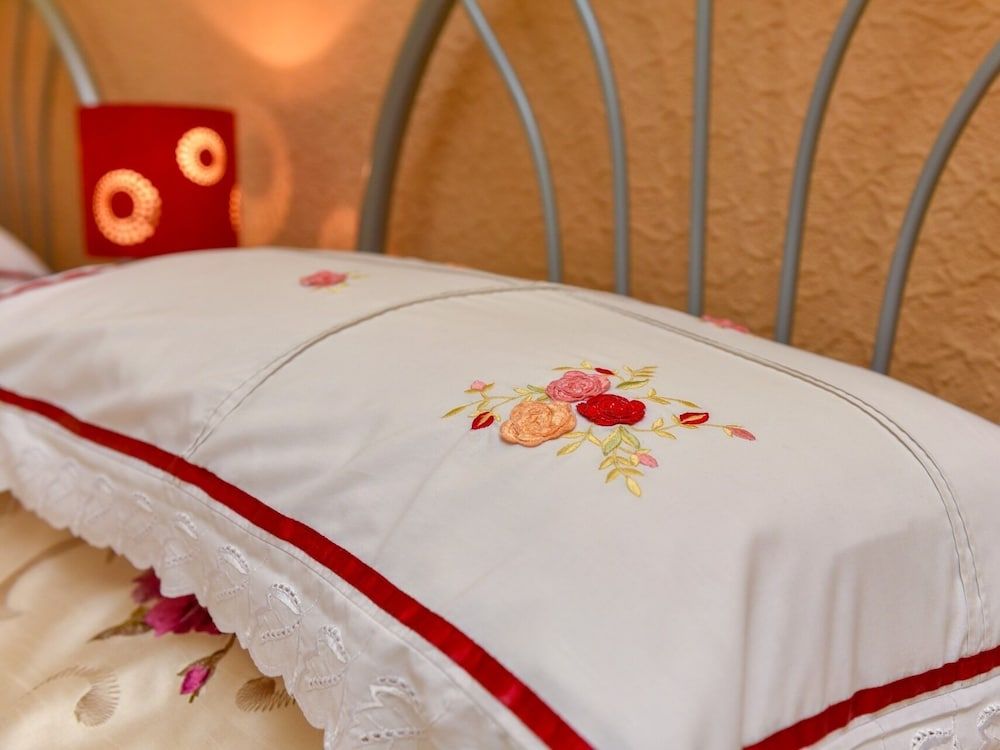 The Warren Guest House Standard Twin Room, Ensuite 3