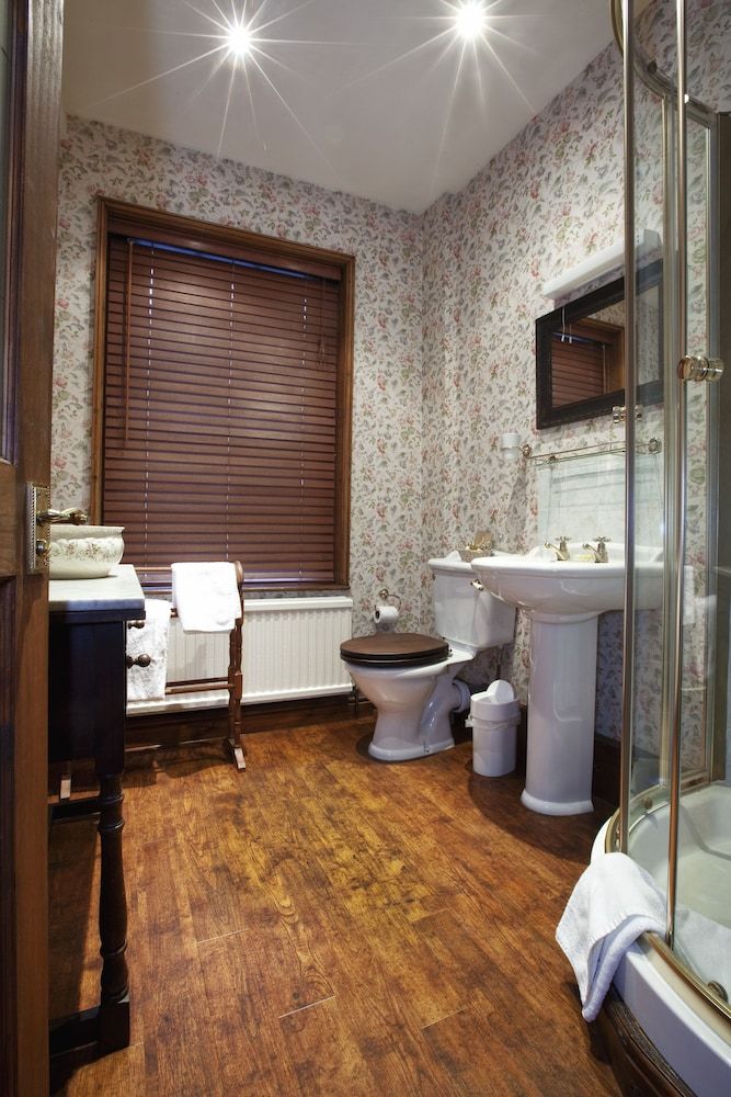 Hodgkinson's Hotel Deluxe Room (King) 4