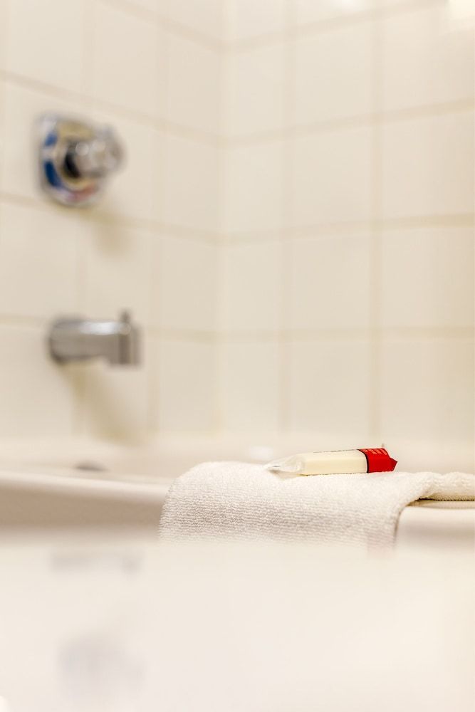 Super 8 by Wyndham Kamloops On The Hill Standard Room, 1 Queen Bed, Fridge, Non Smoking 6