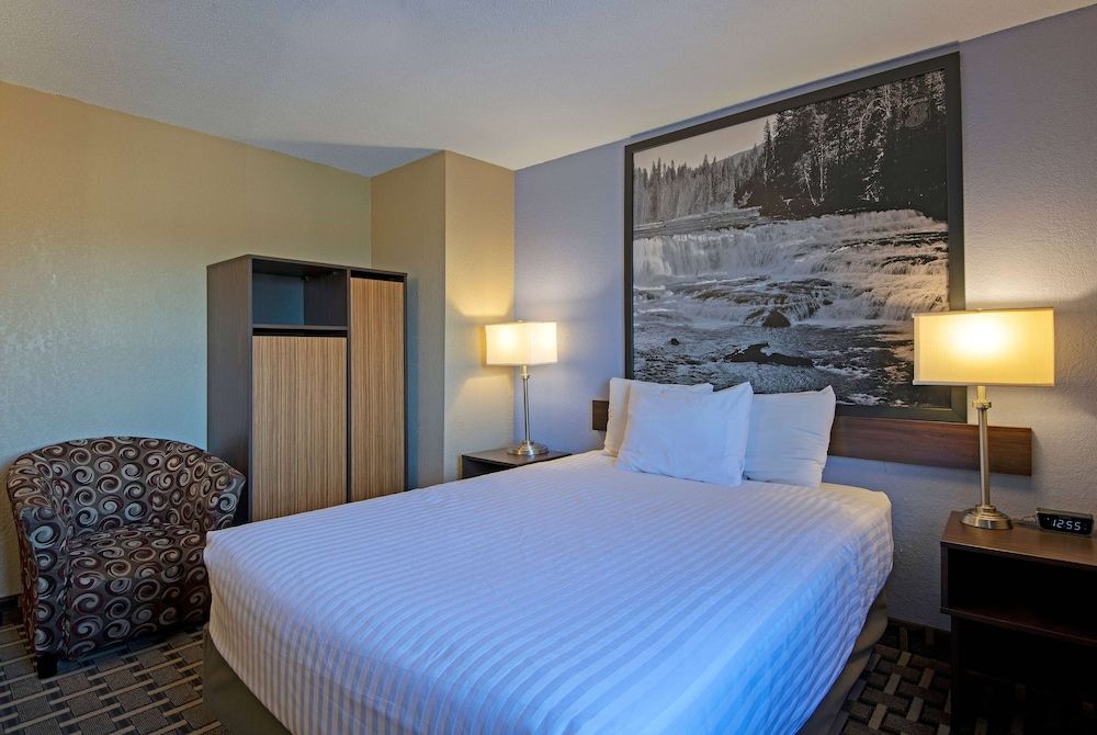 Super 8 by Wyndham Kamloops On The Hill Standard Room, 1 Queen Bed, Fridge, Non Smoking 3