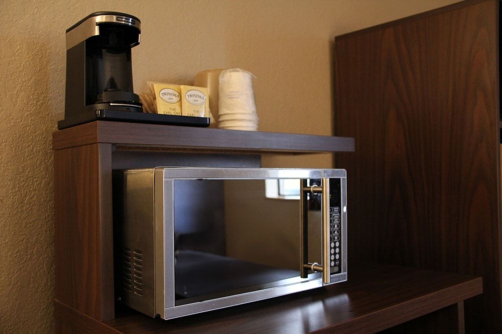 Super 8 by Wyndham Kamloops On The Hill Standard Room, 1 Queen Bed, Fridge, Non Smoking 7