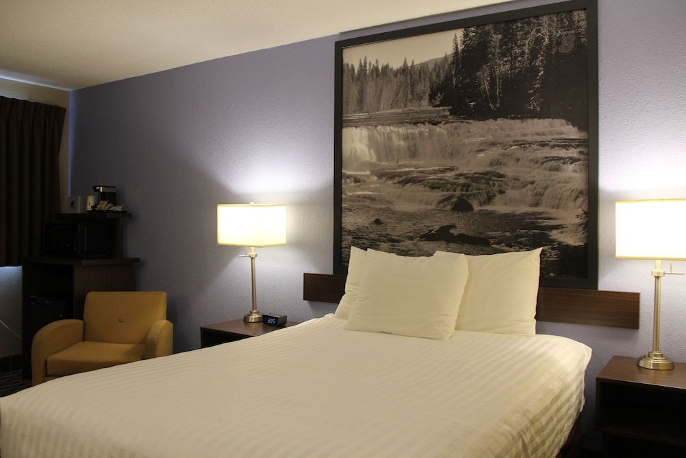 Super 8 by Wyndham Kamloops On The Hill Standard Room, 1 Queen Bed, Fridge, Non Smoking