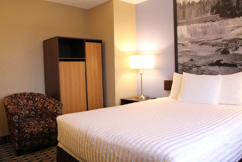 Super 8 by Wyndham Kamloops On The Hill Standard Room, 1 Queen Bed, Fridge, Non Smoking 2