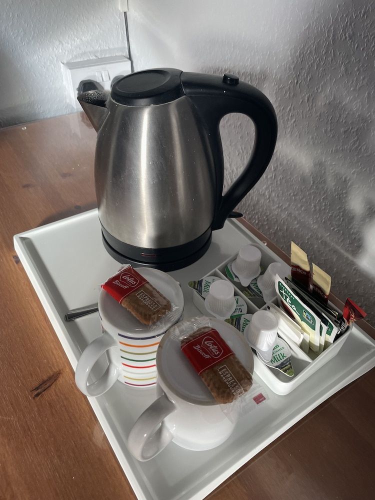 Whiteways Hotel Double Room, Ensuite (Room 2) 4