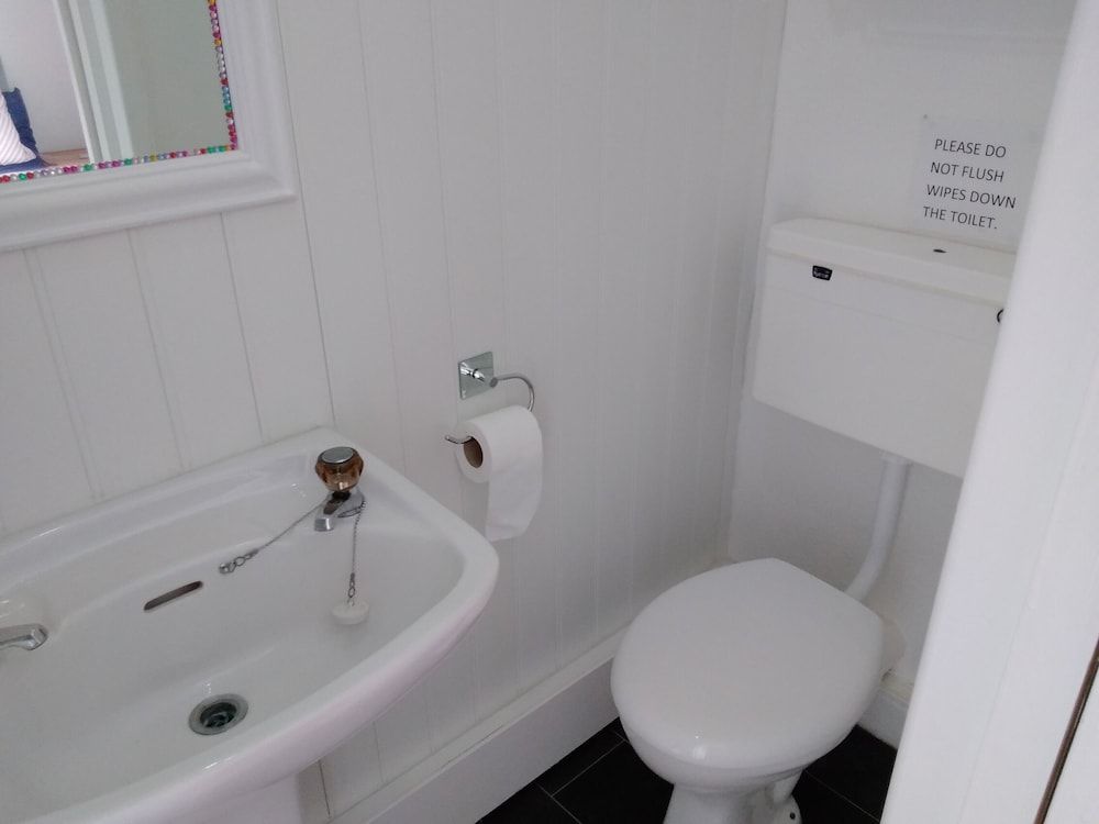 Whiteways Hotel Double Room, Ensuite, Ground Floor (Room 10) 3