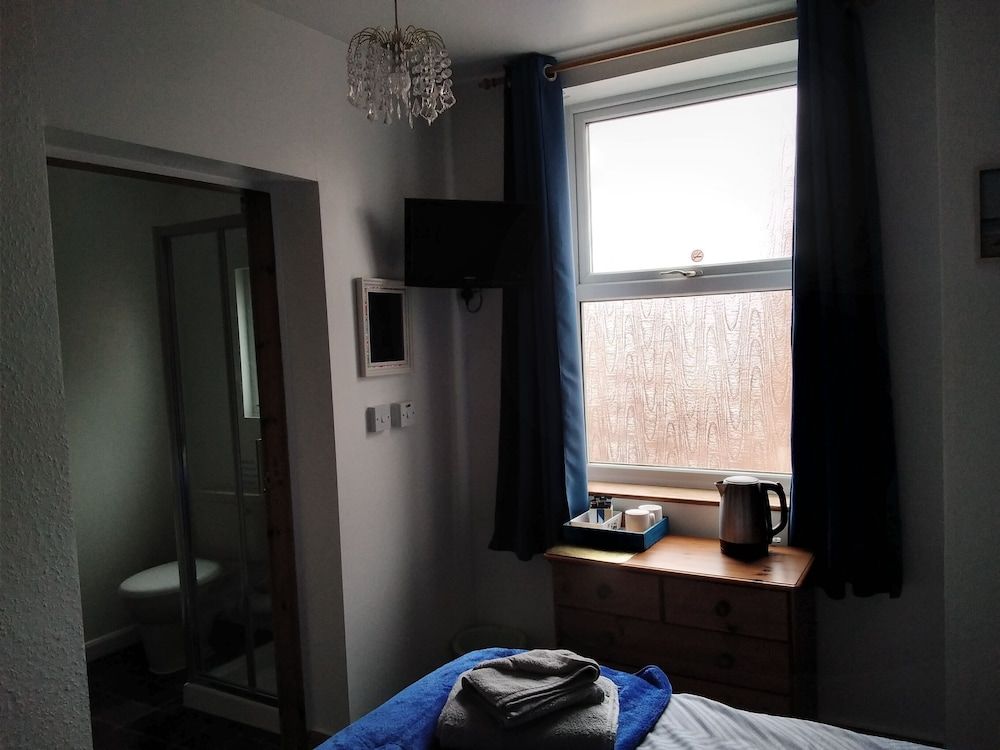 Whiteways Hotel Double Room, Ensuite (Room 4) 4