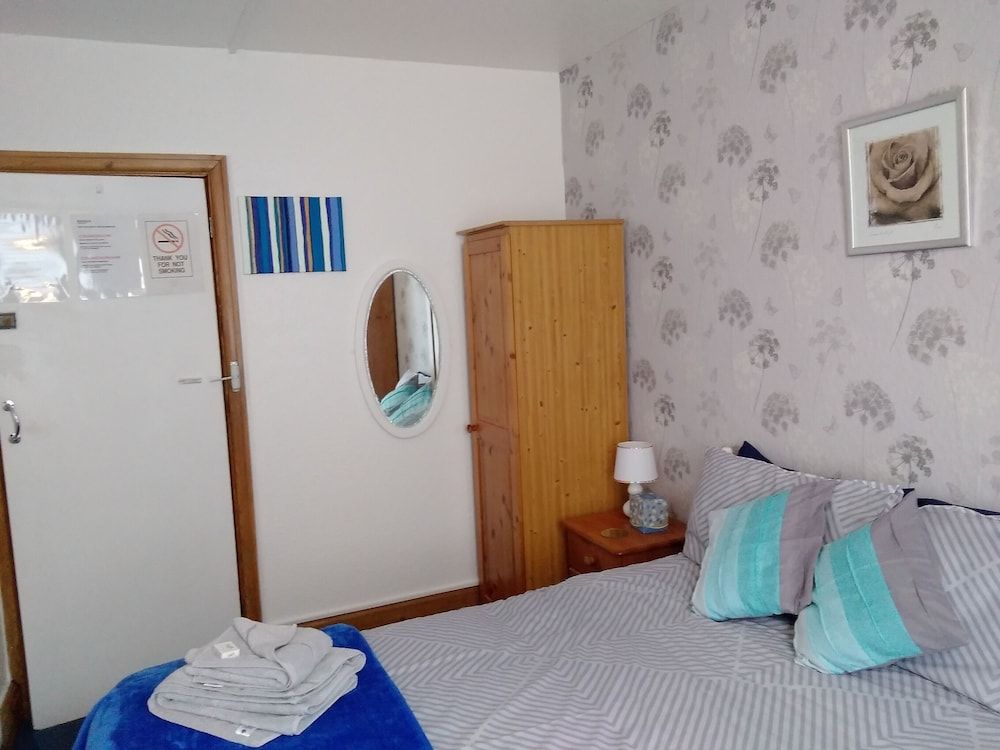 Whiteways Hotel Double Room, Ensuite (Room 4) 2