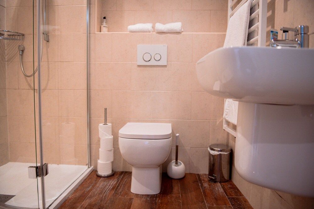 The Wellington Heifer Deluxe Double or Twin Room, Ensuite 15