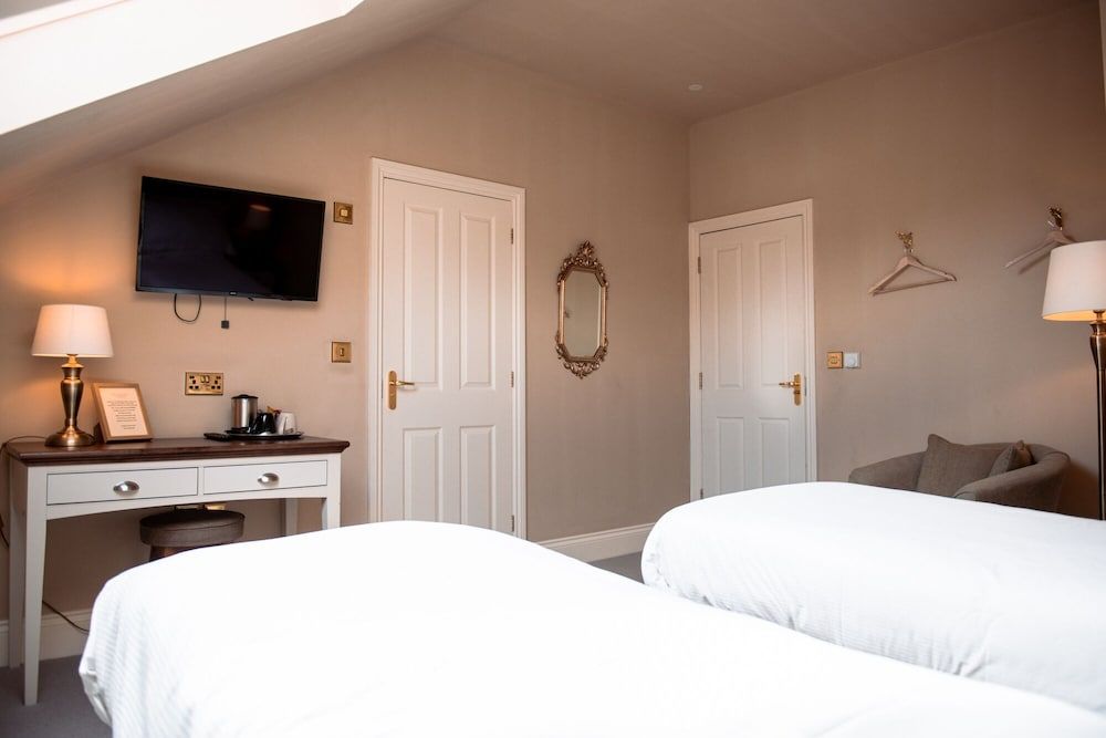 The Wellington Heifer Deluxe Double or Twin Room, Ensuite 9