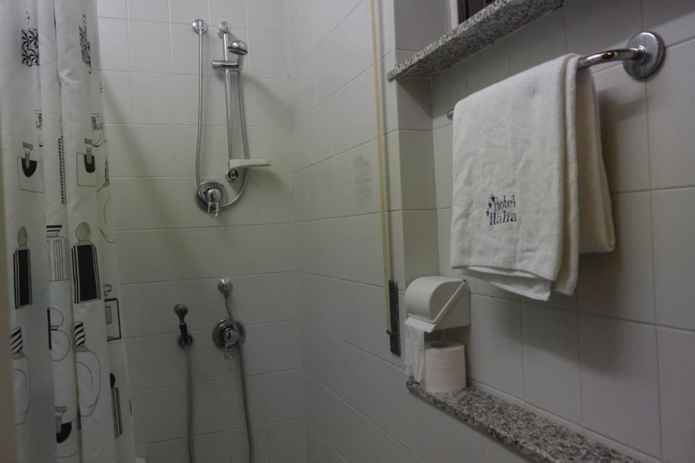 Hotel Italia Twin Room, 2 Twin Beds 4