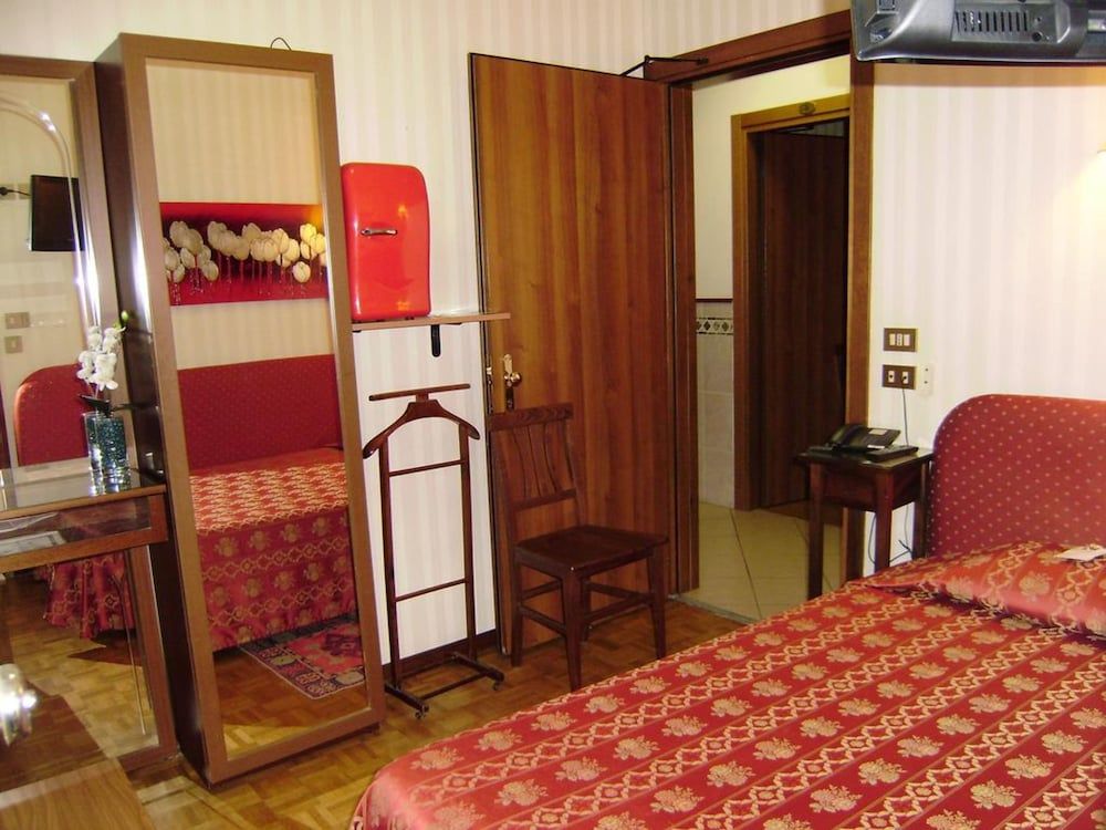 Hotel Italia Single Room 3
