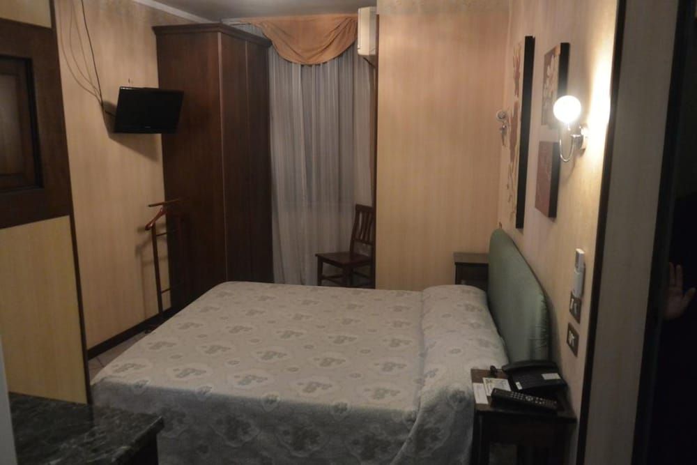 Hotel Italia Economy Double Room 2