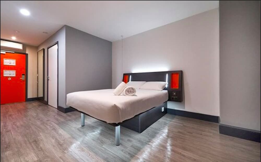 undefined easyHotel London City Shoreditch 4