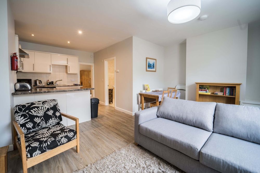 Trinity Mews Premier Apartment, 1 Queen Bed with Sofa bed, Kitchen (Premier Apartment 15) 4