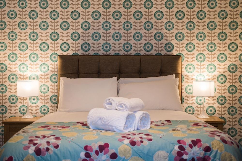 Trinity Mews Premier Apartment, 1 Queen Bed with Sofa bed, Kitchen (Premier Apartment 15) 3