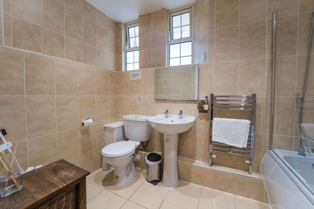 Trinity Mews Premier Apartment, 1 Queen Bed with Sofa bed, Kitchen (Premier Apartment 15) 5