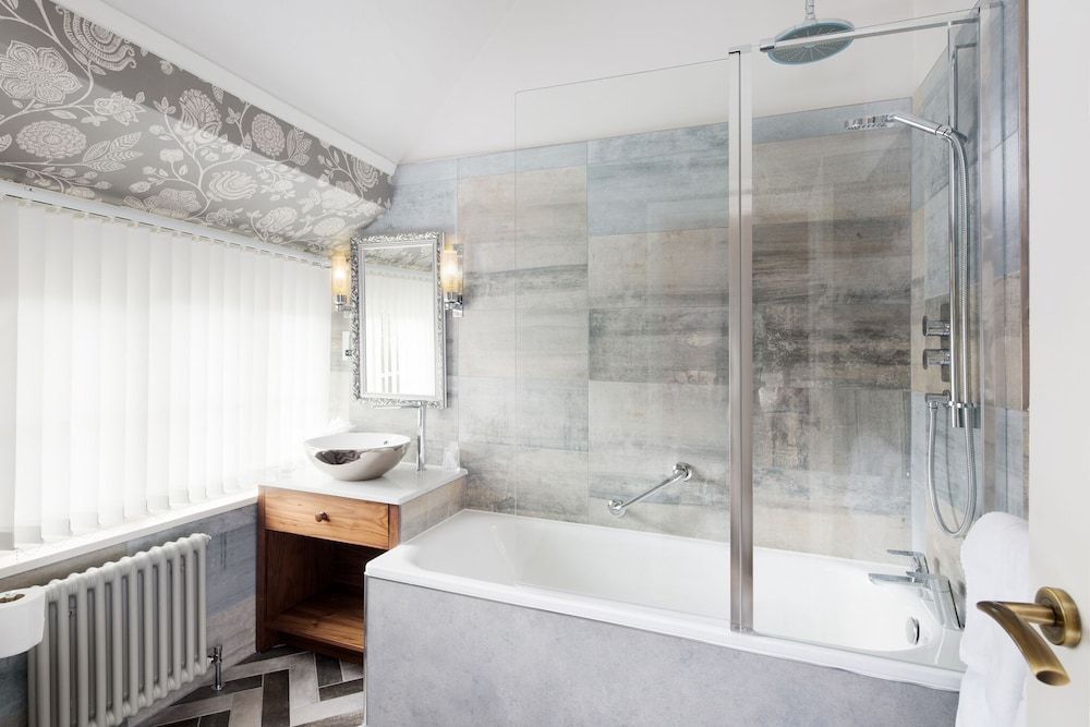 Cedar Manor Superior Double Room 3