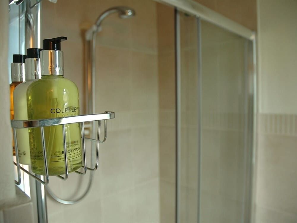 Newcourt Barton Standard Suite, Ensuite 4