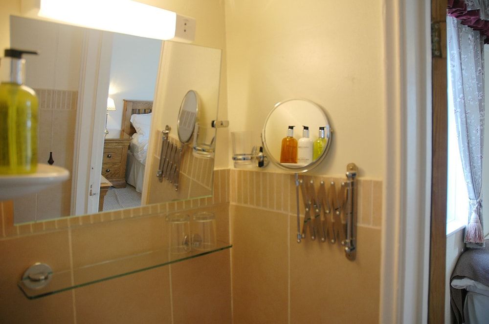 Newcourt Barton Standard Suite, Ensuite 3