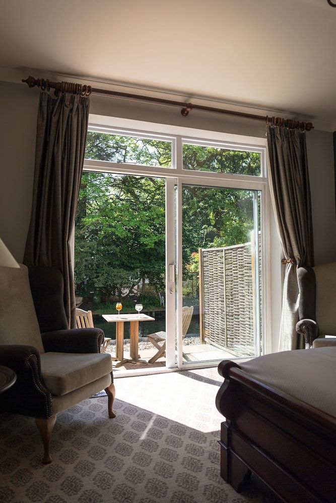 The Dundas Arms River Room 4