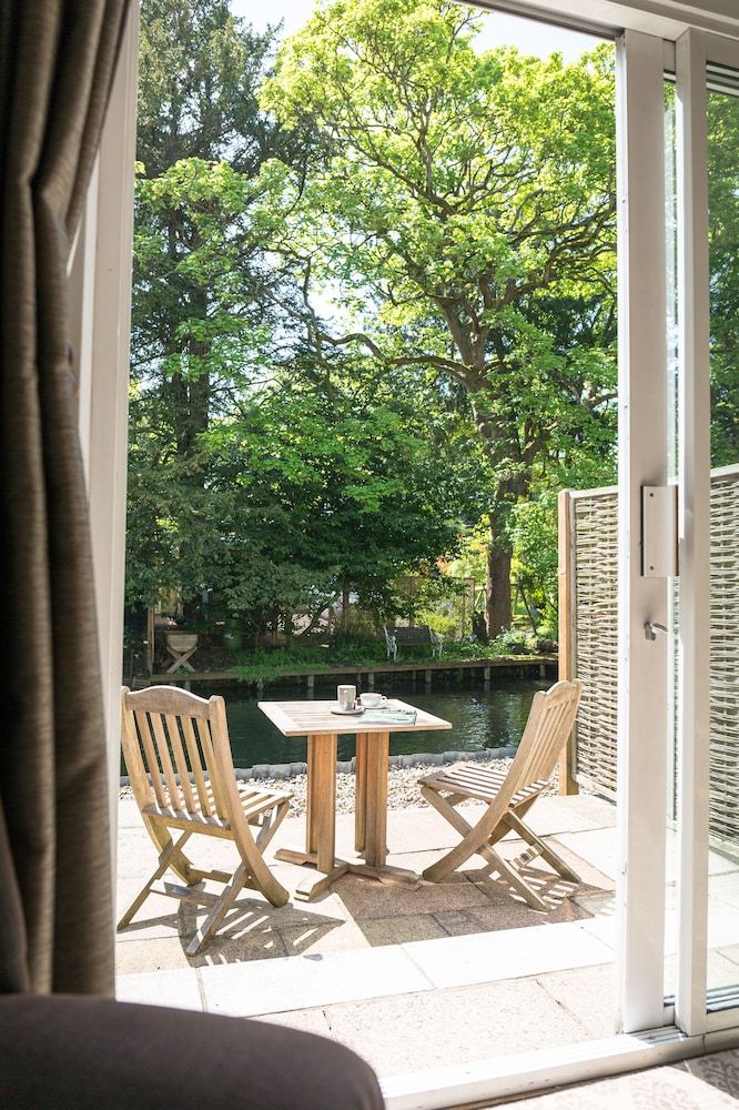 The Dundas Arms River Room 6