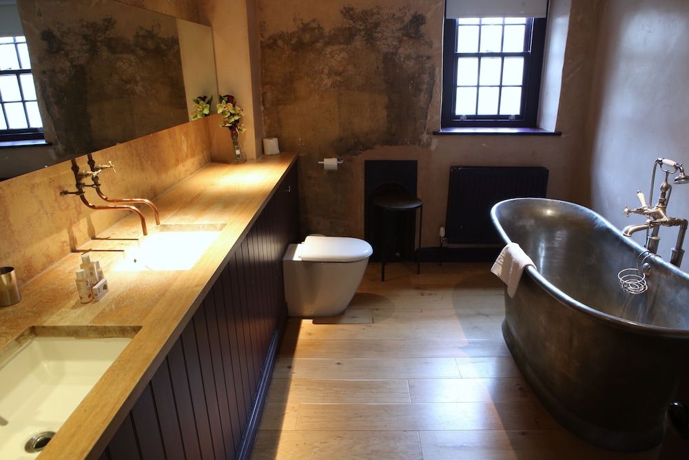 Deep Soaking Bathtub