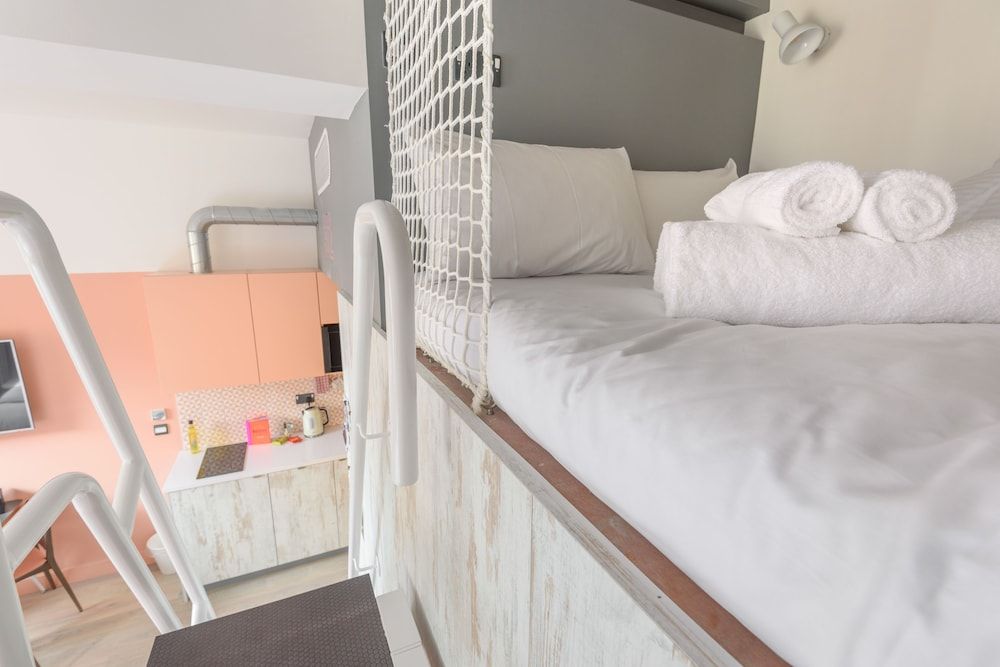 room2 Southampton Hometel Lounge Loft 2