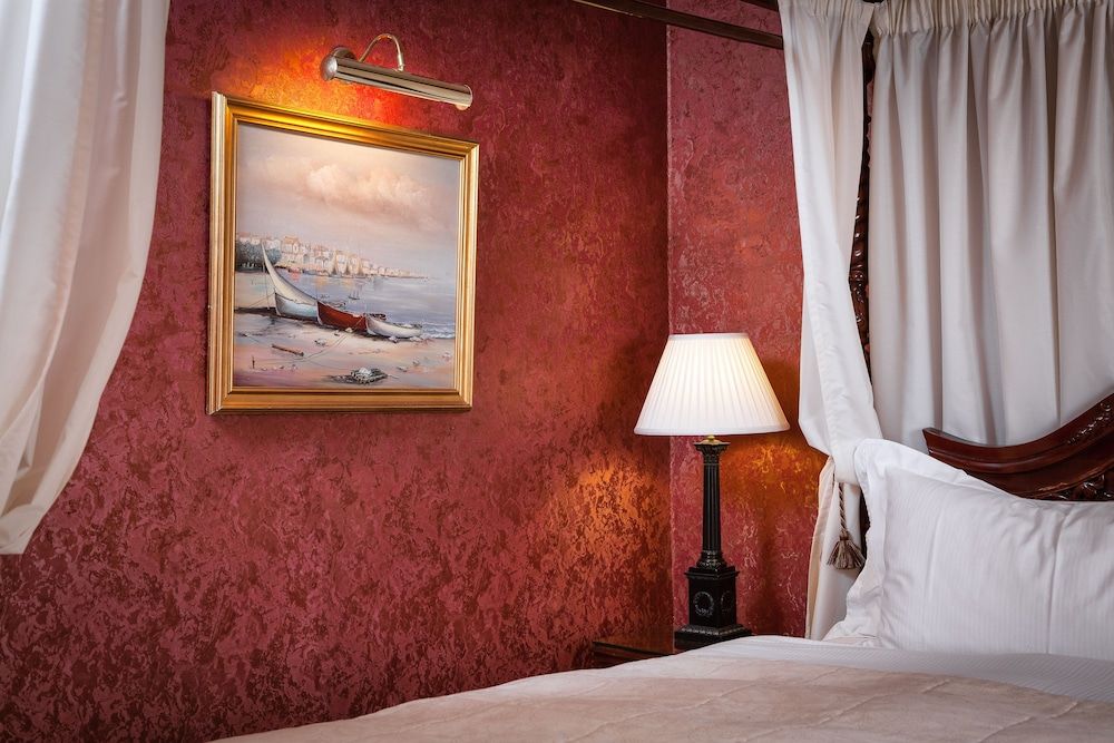 Angel Hotel Luxury Suite 3