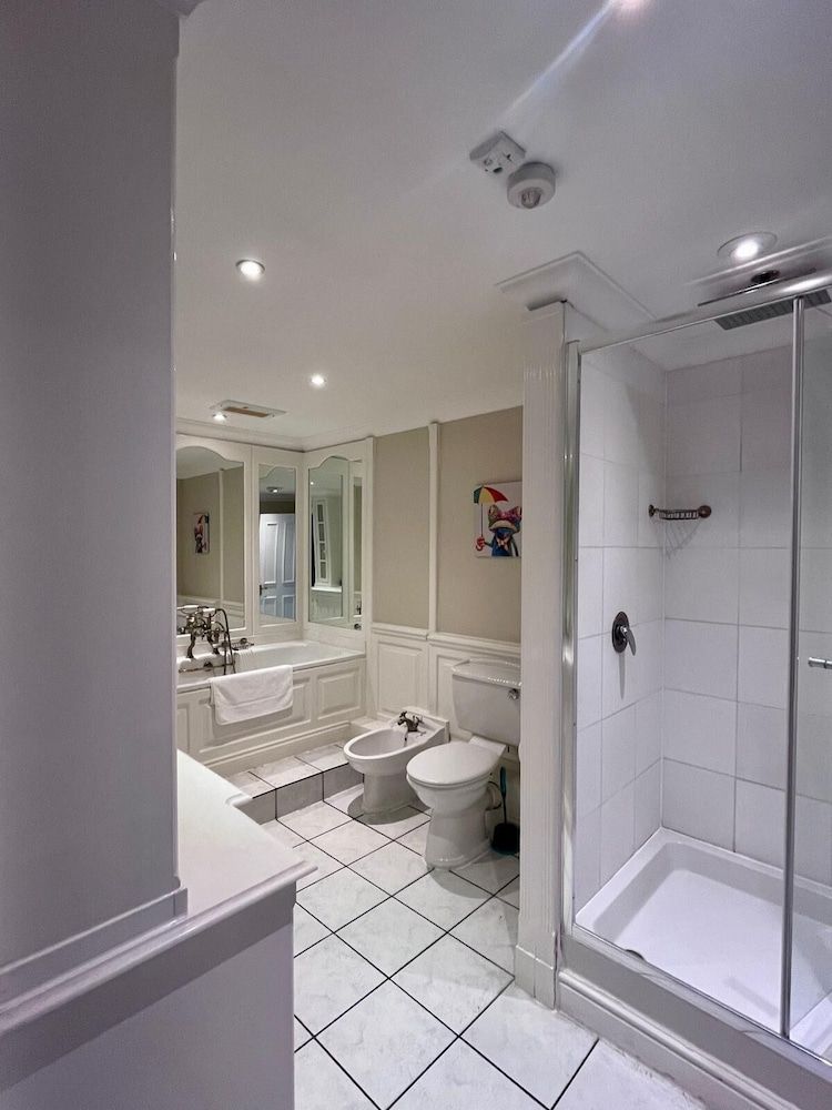 Angel Hotel Deluxe Double Room 4