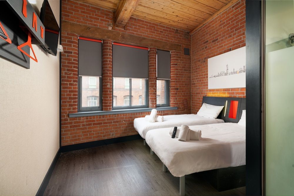 undefined easyHotel Manchester 4